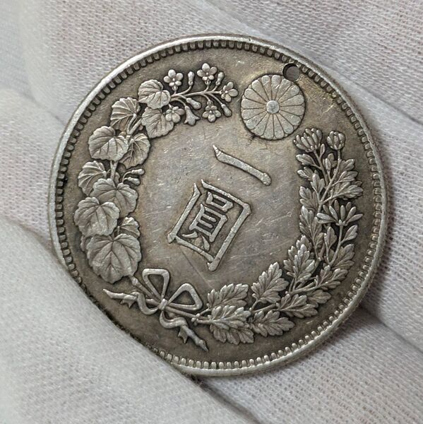 ★新1円銀貨 明治37年 状態良好 本物 穴あり 状態見本 観賞用 アクセサリーなどに