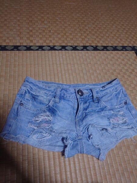 美品 セシルマクビー デニムショートパンツ ダメージ加工 サイズ24