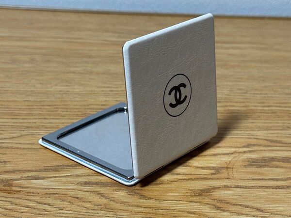 CHANELシャネル 携帯ミラー 白 7×7cm