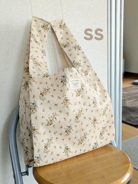 *刺繍入り*■ 手作りエコバッグ ■【SS】小花柄/淡いベージュ/綿生地(シーチング)/生地薄め/裏地有/マチ広/コンパクト/軽い