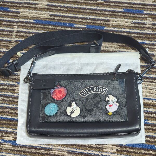 【DISNEY X COACH】ホールデン クロスボディ・シグネチャー キャンバス・パッチ