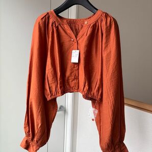 【archives未使用品】オレンジ ショート丈ブラウス パフスリーブ 税込4,400円