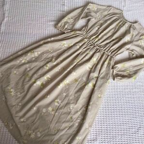 美品「ナチュラルビューティーベーシック」花柄 ワンピース S 長袖 ロング丈 Aライン 総柄 大人ガーリー ウエストマーク フレア