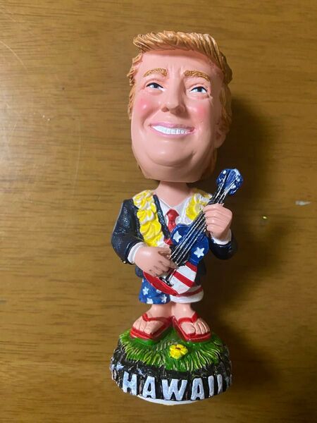 トランプ大統領 ウクレレを弾くミニチュアフィギュア バブルヘッド人形