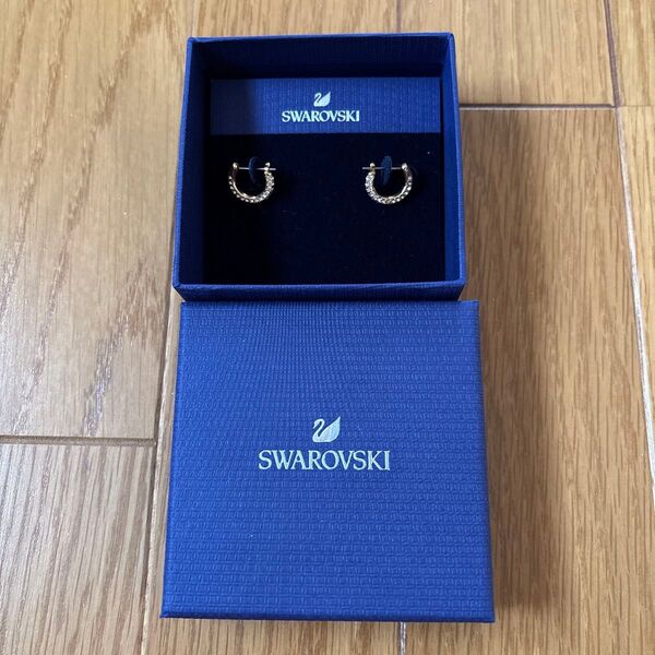 【新品未使用】SWAROVSKI ゴールド フープピアス