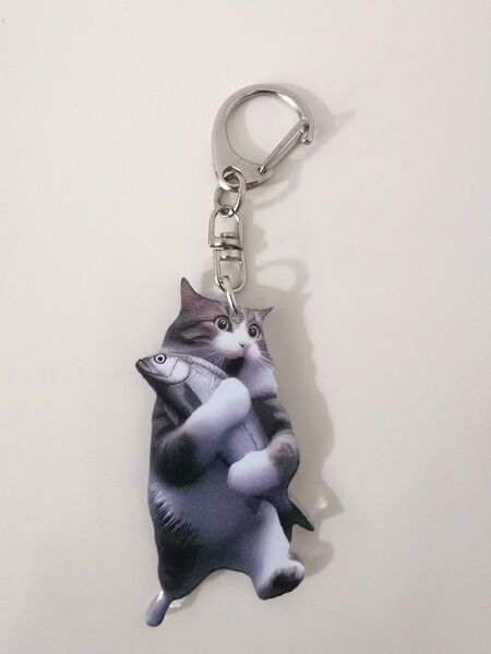 魚を抱えて逃げる猫 キジシロ キジ白 キーホルダー アクリル 猫 ネコ ねこ