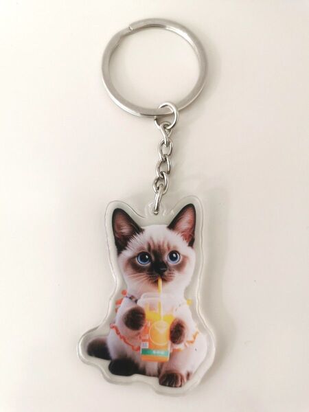 オレンジジュースを飲む シャム猫 キーホルダー キーリング 猫 ネコ ねこ かわいい アクリル