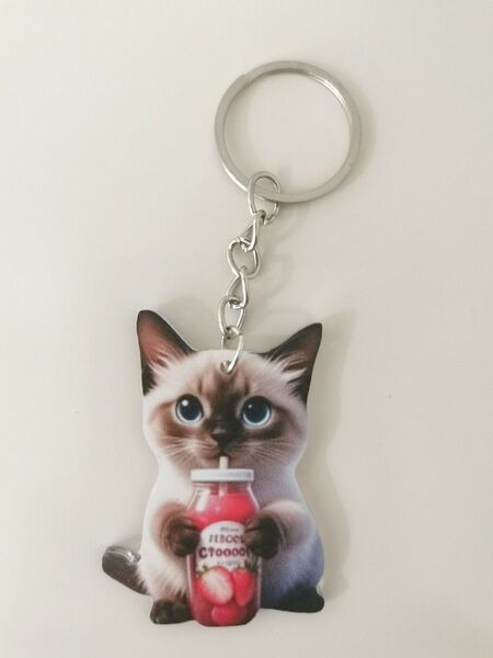 いちごジュースを飲む シャム猫 キーホルダー キーリング 猫 ネコ ねこ かわいい アクリル