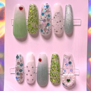 ジェルネイルチップ : ホワイト × グリーン No.104 ミディアム バレリーナ コフィン メロンソーダ ネイル