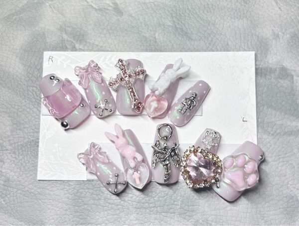*。ネイルチップ販売*。 ピンク×白 ジェルネイル ピンクネイル 白ネイル 量産型 パンク サブカル ハンドメイド 地雷系
