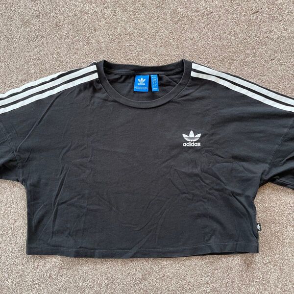 adidas ショート丈Tシャツ UK ブラック!