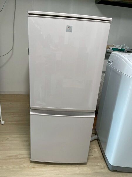 シャープ 冷蔵庫 つけかえどっちもドア プラズマクラスター搭載 137L ベージュ【中古品】 SJ-PD14B 送料無料