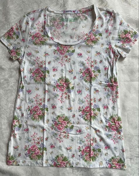 ユニクロ ローラアシュレイ コラボTシャツ UNIQLO LAURA ASHLEY 花柄 Tシャツ Mサイズ