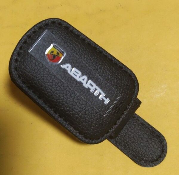 アバルト レザーサンバイザークリップ。激安価格値引き交渉不可。べージュもございます。