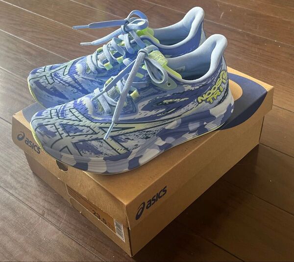 新品 asics ヌーサトライ15 ランニングシューズ 青 23.5 アシックス