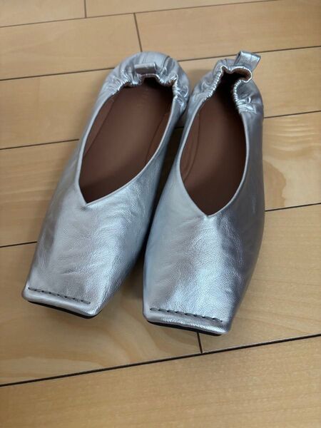 フラットシューズ Vカット スクエアトゥ ギャザー シルバー XL