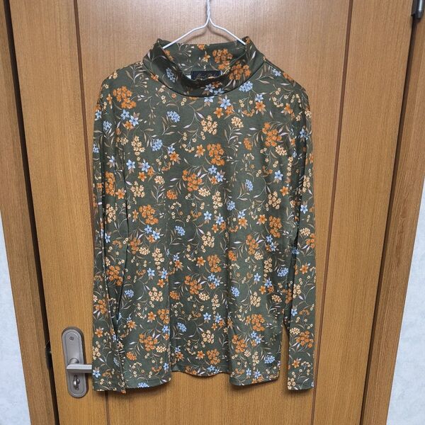 花柄のハイネックTシャツ