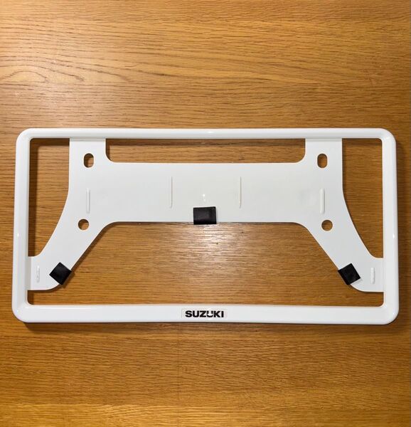 【美品】スズキ車用純正ナンバープレートトリム (ホワイト)2枚セット