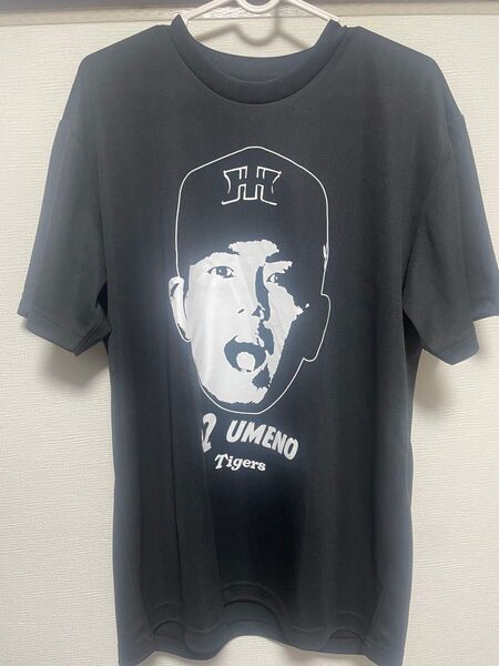 阪神タイガース 2025 選手顔イラストシークレットTシャツ 梅野選手