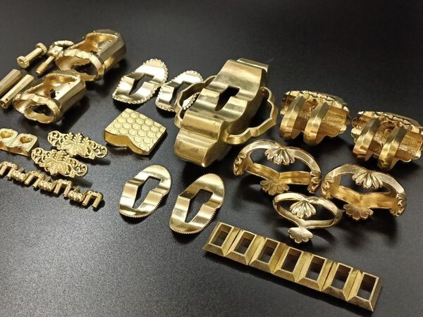 衛府太刀 金具 刀鍔 目貫 はばき 家紋の図 五七の桐 切羽 目釘 鐺 太刀拵 鞘金具 金工品 銅製 レア金具 刀装具 刀剣美術