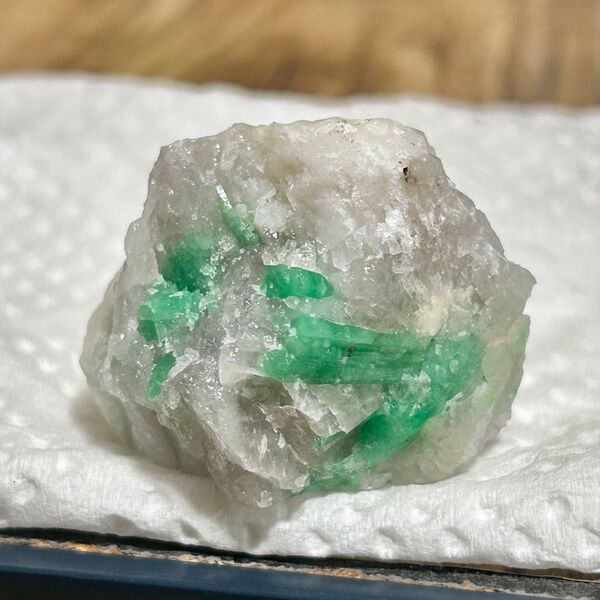 ブラジル産 エメラルド 原石 ラフ 天然石 鉱物標本