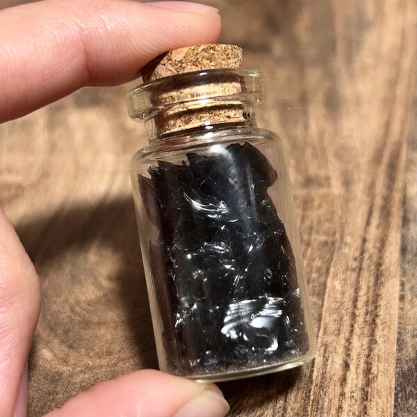 北海道産 黒曜石 オブシディアン 小瓶入り 原石 チップ 天然石 鉱物標本