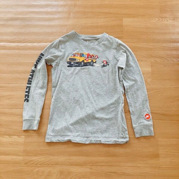 ナイキ 長袖Tシャツ NIKE 130cmぐらいです。