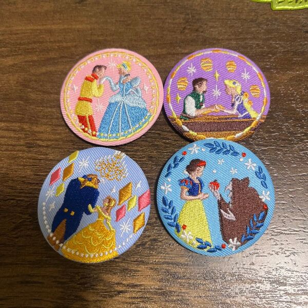 ディズニー刺繍缶バッジ 4個セット!
