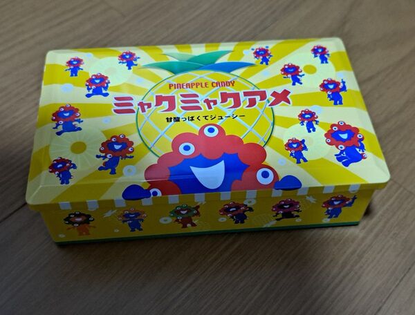 ミャクミャク パインアメと缶