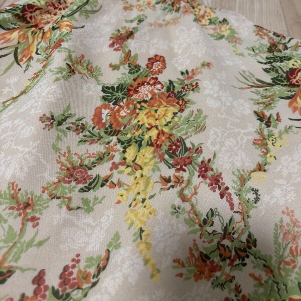 LAURA ASHLEY ローラアシュレイ スカート(13号)【美品】ベージュ地に花柄 絹100% ユーズド 上品 化粧水