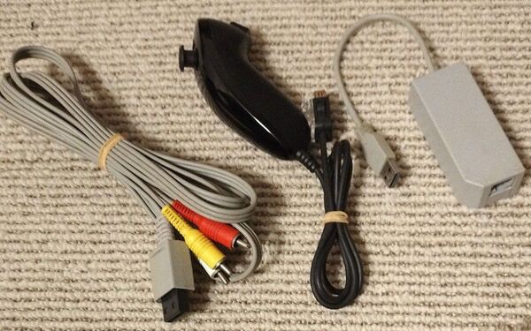 【送料込】Wiiのヌンチャク(黒)、LANアダプター、AVケーブルの 3点セット