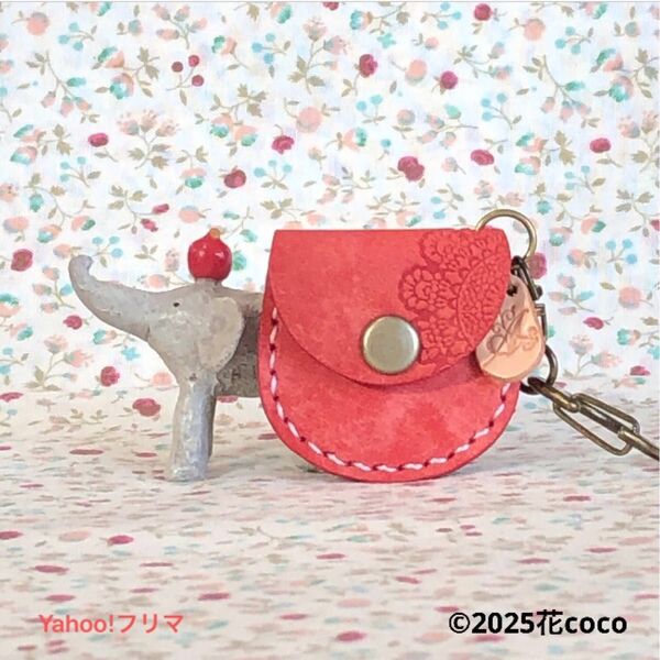 ☆レースの刻印☆マヤレザー☆レッド☆コインが入る本革のキーホルダー ハンドメイド 小物入れ