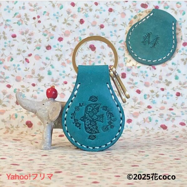 ☆イニシャルM☆鳥さんとお花の刻印のキーホルダー☆グリーン マヤレザー ハンドメイド 本革 レザークラフト