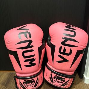 VENUM ボクシンググローブ ピンク 14オンス