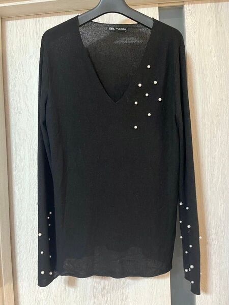 ZARA ザラ 薄手Vネックニット.*パール付き ブラック デザインニット 長袖セーター