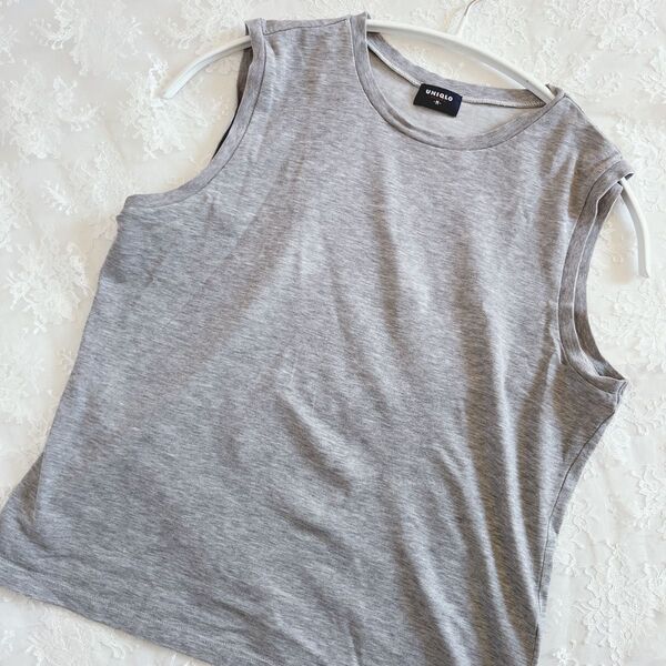 ユニクロ ノースリーブTシャツ グレー M まとめ割やってます。ゆうパケットポストで詰めれだけ、送料分お値下げします