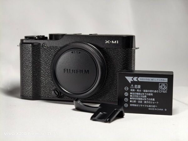 【美品】FUJIFILM X-M1 ボディ サムレスト+バッテリー