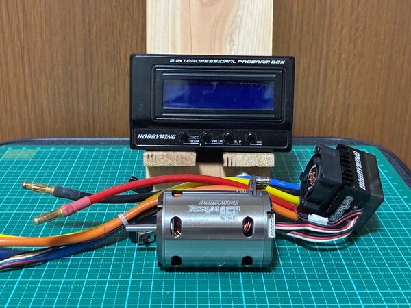 HOBBYWING ブラシレスモーター 8.5T と ESCセット プログラムカード付き