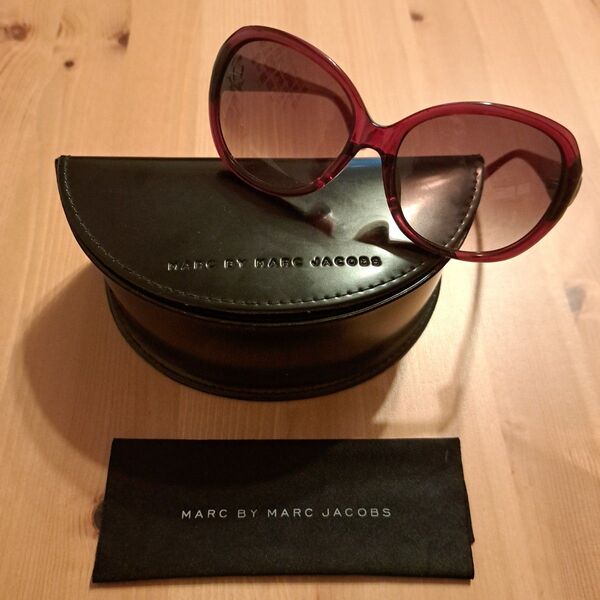 《MARC BY MARC JACOBS》サングラス ケース、クロス付 マーク 赤 ワインレッド メガネ 眼鏡 アイウェア
