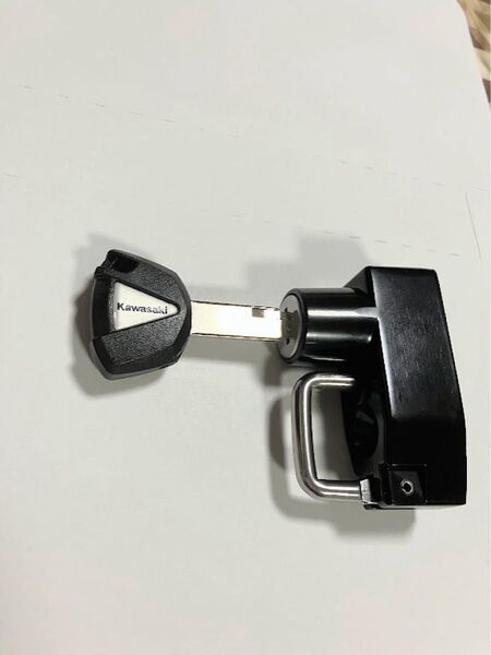 カワサキのバイクでキジマのヘルメットホルダーをワンキー化