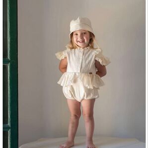 Off-white contrasting romper suit with frills ロンパース