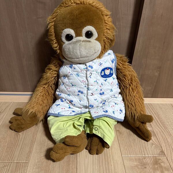 オラウータンのぬいぐるみ いつも笑って 抱きかかえると子どものようです。大きくまあるい目、手を握ると子どもの手のようです。