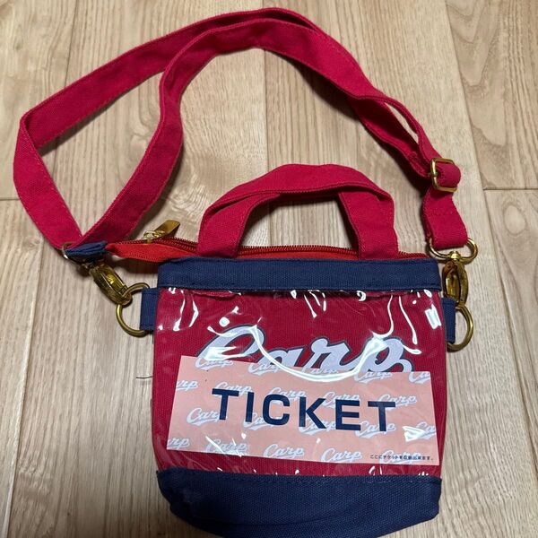 広島東洋カープ チケットホルダー 手提げバックにもショルダーバックにもできます。チケット入れは 濡れないようにビニルポケット