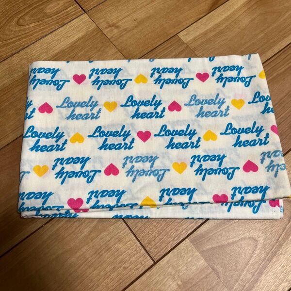 カット生地 英字柄ラメ付きハート 新品未使用商品 ハンドメイド 素材 生地 綿100% プリント
