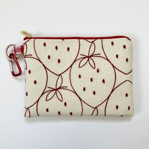 いちご柄刺繍 フラットポーチ カラビナ付き
