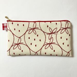 いちご柄刺繍 フラットポーチ フラットペンケース