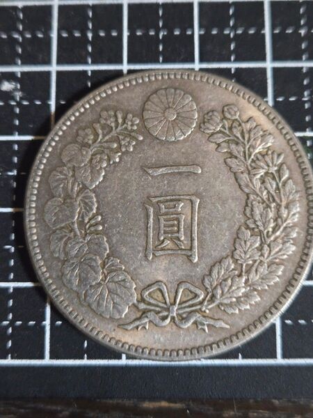 美品 龍 一圓銀貨 明治18年 トーン有 大型銀貨 銀貨 日本古銭 貿易銀 竜 菊紋 一円銀貨