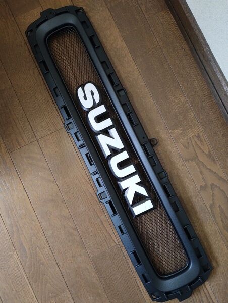 スズキハスラー純正フロントグリル改凹部分スムージング+Bigエンブレム