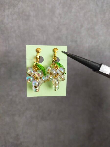 ハンドメイド イヤリング 透明なぶどう