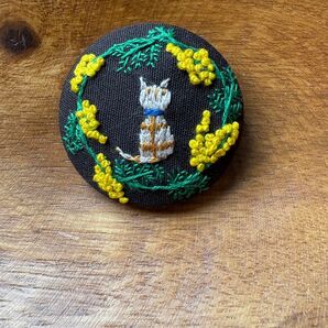 ハンドメイド 刺繍ブローチ くるみボタン ミモザと茶トラ